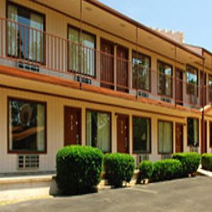 The Parkwood Inn & Suites